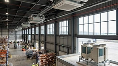 Industrie-Hallenheizung mit Daikin R32-Wärmepumpen