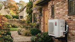 Wohnraum-Heizung im Wandel: Mitsubishi Electric forciert R290-Monoblock-Systeme und Sanierungshydraulik für Bestandsbauten