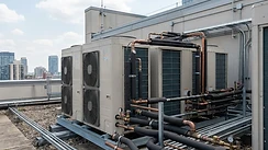 Klimakonzepte mit R290 und R32 im Systemverbund: Mitsubishi Electric schließt Leistungslücken zwischen Wohnbau und Quartier