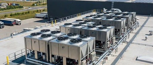 Daikin R32-Kaltwassersätze für industrielle Hallenkühlung