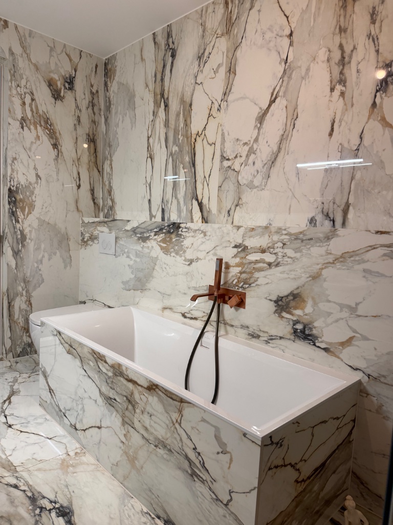 Badewanne in Marmor-Ambiente – Badsanierung & exklusive Fliesenarbeiten von FV Fliesen Freiburg