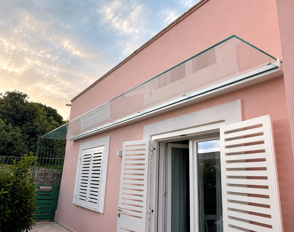 Pensilina in vetro su ingresso
