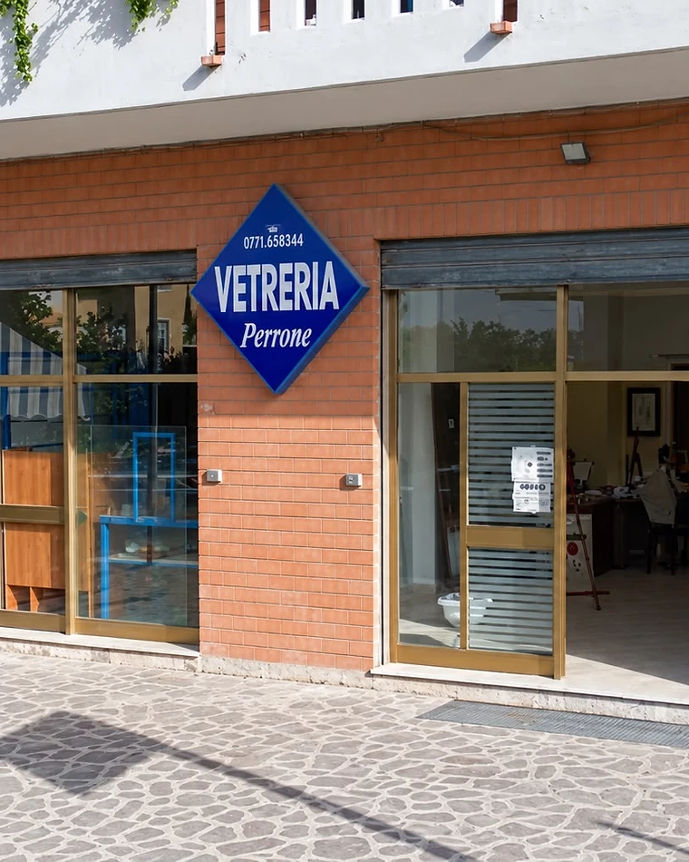 Lavorazione del vetro nella sede Perrone Glass a Santi Cosma e Damiano