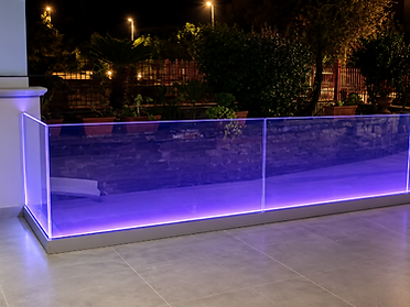 Parapetto in vetro con striscia LED integrata su una terrazza
