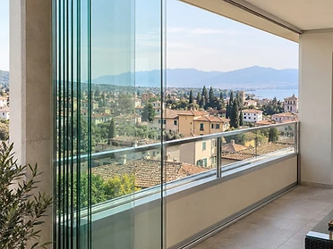 Vetrata a pacchetto installata sul balcone di un appartamento