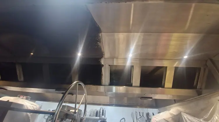 Charcoal Grill Carbon Removal: Tackling Heavy Carbon Build-Up in Kitchen Extraction