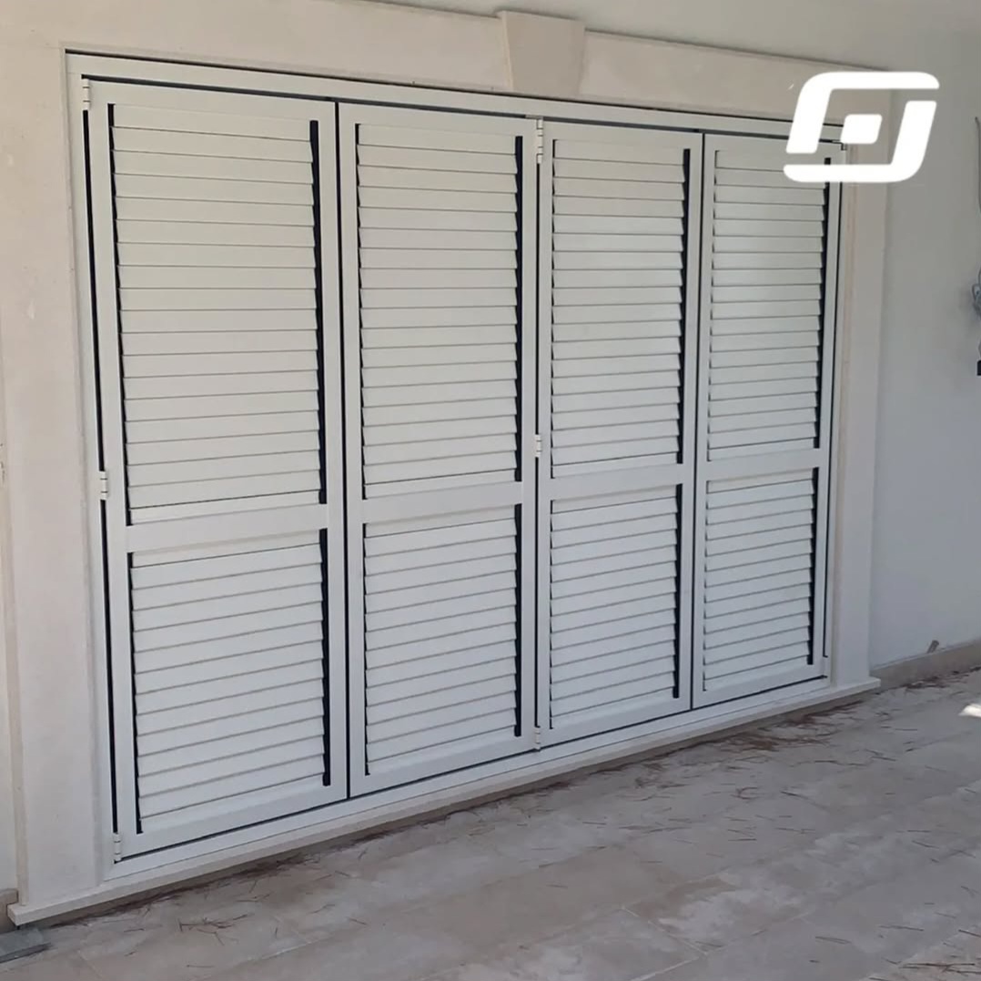 Bijela louvered vrata