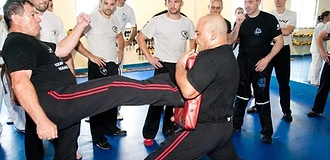 תרגול בעיטות והגנה עצמית באימון קרב מגע