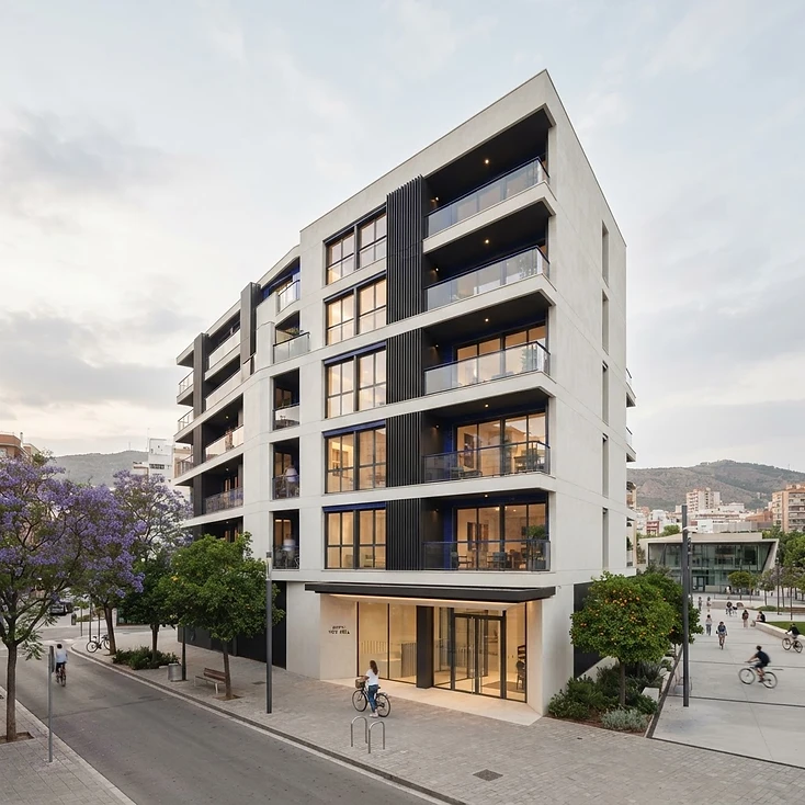 Fotografía de contexto: edificio residencial moderno en una ciudad española.