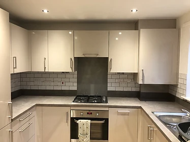 Fitted kitchen — subway tiling, stone-effect worktop & integrated appliances