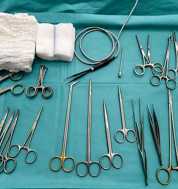 Sterile chirurgische Instrumente auf einem grünen Operationstuch