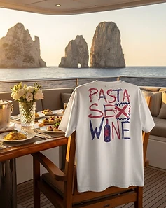 Camiseta LUCCA branca sobre cadeira em iate com vista para Capri