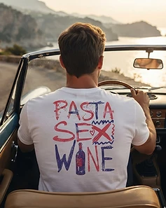 Camiseta LUCCA branca — homem em cabriolet em estrada costeira