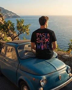 Camiseta LUCCA preta — homem em Fiat 500 com vista para o Mediterrâneo
