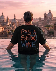 Camiseta LUCCA preta — homem em piscina com vista para Roma ao pôr do sol