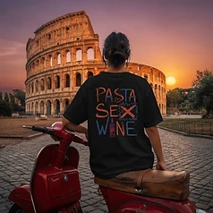 Camiseta LUCCA preta — Vespa e Coliseu ao pôr do sol