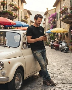 Camiseta LUCCA preta — homem encostado em Fiat 500 em rua italiana