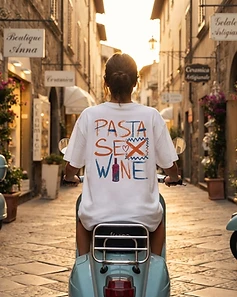 Camiseta LUCCA branca — pessoa em Vespa azul em rua italiana ao pôr do sol