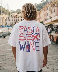 Camiseta LUCCA branca — homem de costas em porto italiano ao golden hour