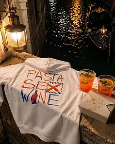 Moletom LUCCA branco — estampa PASTA SEX WINE em canal de Veneza à noite com Aperol Spritz