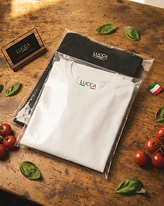 Embalagem LUCCA — camisetas dobradas com etiqueta e bandeira italiana