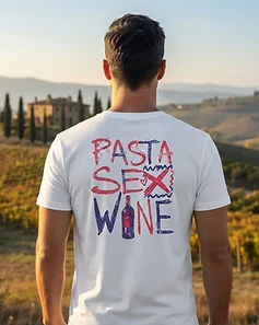 Camiseta LUCCA branca — homem em estrada da Toscana ao golden hour