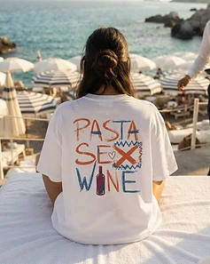 Camiseta LUCCA branca — descanso na praia com Aperol Spritz
