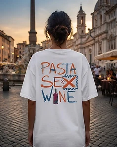 Camiseta LUCCA branca — pessoa em praça romana ao pôr do sol