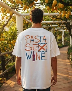 Camiseta LUCCA branca — pessoa em bosque de limões sicilianos