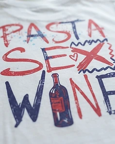 Detalhe macro da estampa PASTA SEX WINE — textura pincelada