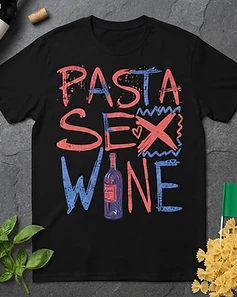 Camiseta LUCCA preta esticada em pedra — detalhe da estampa PASTA SEX WINE com vinho, manjericão e farfalle