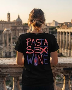 Camiseta LUCCA preta — pessoa em sacada com vista para o Fórum Romano