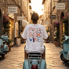Camiseta LUCCA branca — Vespa azul em rua italiana