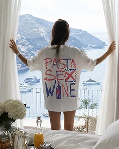Camiseta LUCCA branca — varanda de hotel com vista para a costa