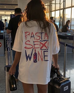Camiseta LUCCA branca — aeroporto ao pôr do sol