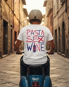 Camiseta LUCCA branca — homem em Vespa azul em rua de pedras