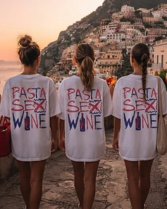 Camiseta LUCCA branca — três mulheres em Positano ao golden hour