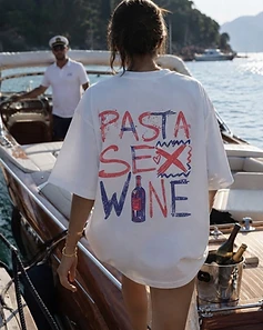 Camiseta LUCCA branca — mulher caminhando para o barco em doca mediterrânea