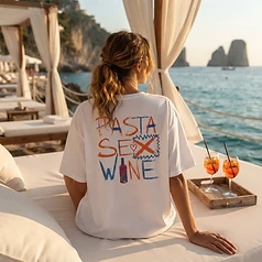 Camiseta LUCCA branca — beach club em Capri com Aperol