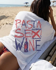Camiseta LUCCA branca — descanso na praia ao sol