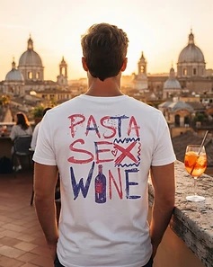 Camiseta LUCCA branca — homem em terraço com vista para Roma ao pôr do sol
