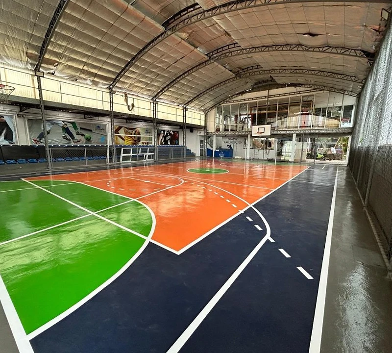 Quadra esportiva com pintura profissional e demarcação de linhas