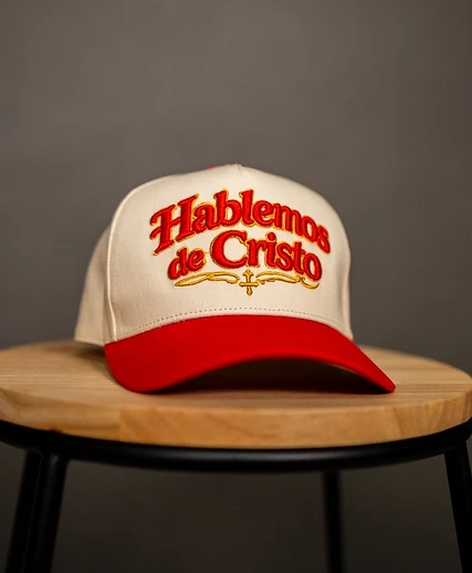Gorra Hablemos de Cristo en estudio
