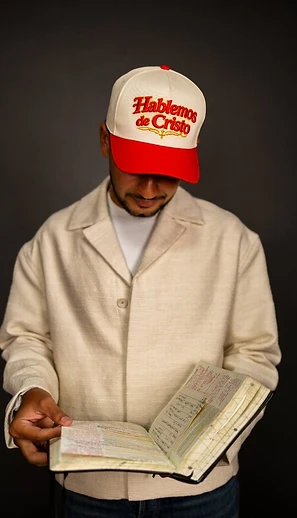 Persona leyendo con la gorra puesta