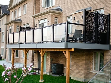 Composite Deck with Laser-Cut Privacy Screen — photo 4