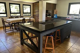 Cocina con isla y comedor de Villa Lorena