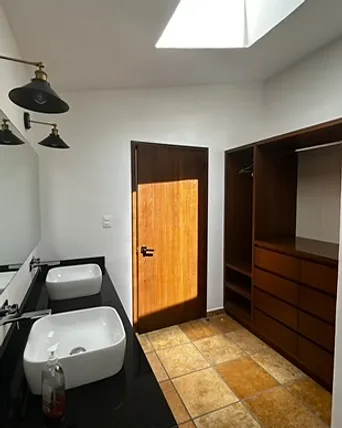 Baño con doble lavabo de Villa Lorena