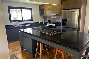 Cocina con gabinete oscuro y refrigerador
