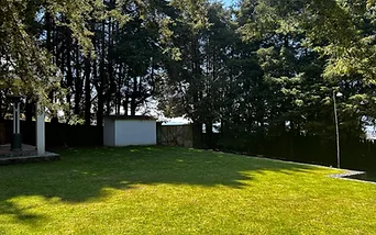 Jardín con cabaña y lampara