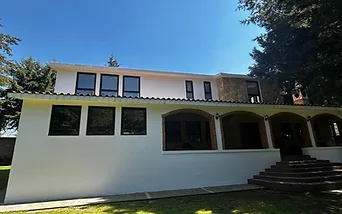 Fachada de Villa Lorena con arcadas